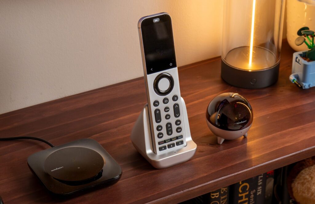Hub de SofaBaton X2 conectado para controlar dispositivos por infrarrojos y Wi-Fi